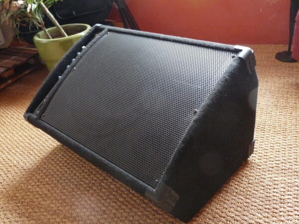 Behringer Eurolive F1220A